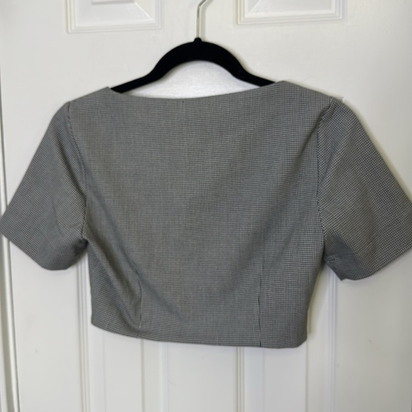 House of Harlow 1960 Gray Buttoned Crop Blouse - Picture 7 of 8